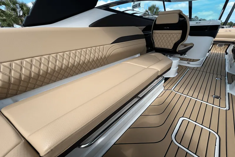 Slide: The Image of Sea Ray SLX 280 2025 - 9