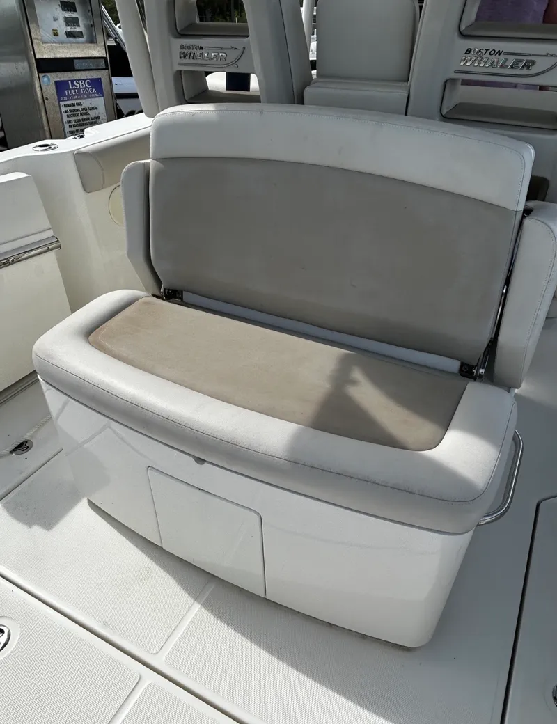 Slide: The Image of Boston Whaler 330 OUTRAGE 2018 - 16