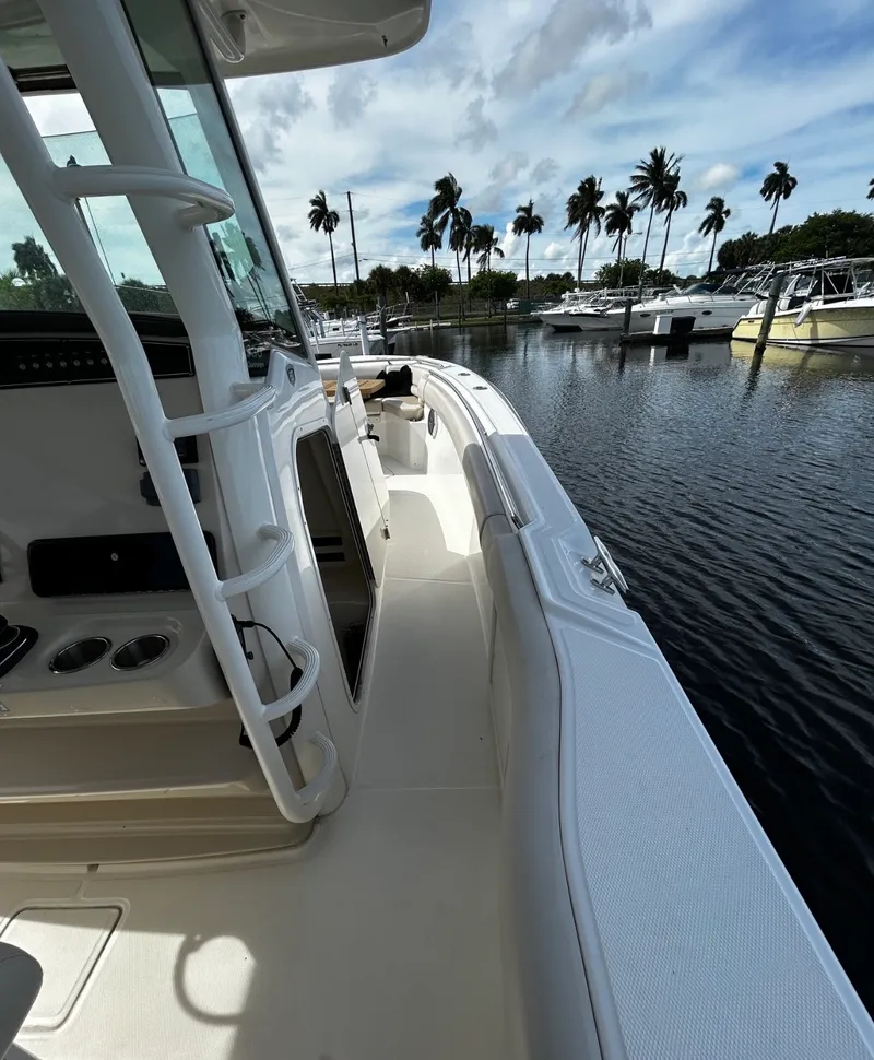 Slide: The Image of Boston Whaler 330 OUTRAGE 2018 - 17