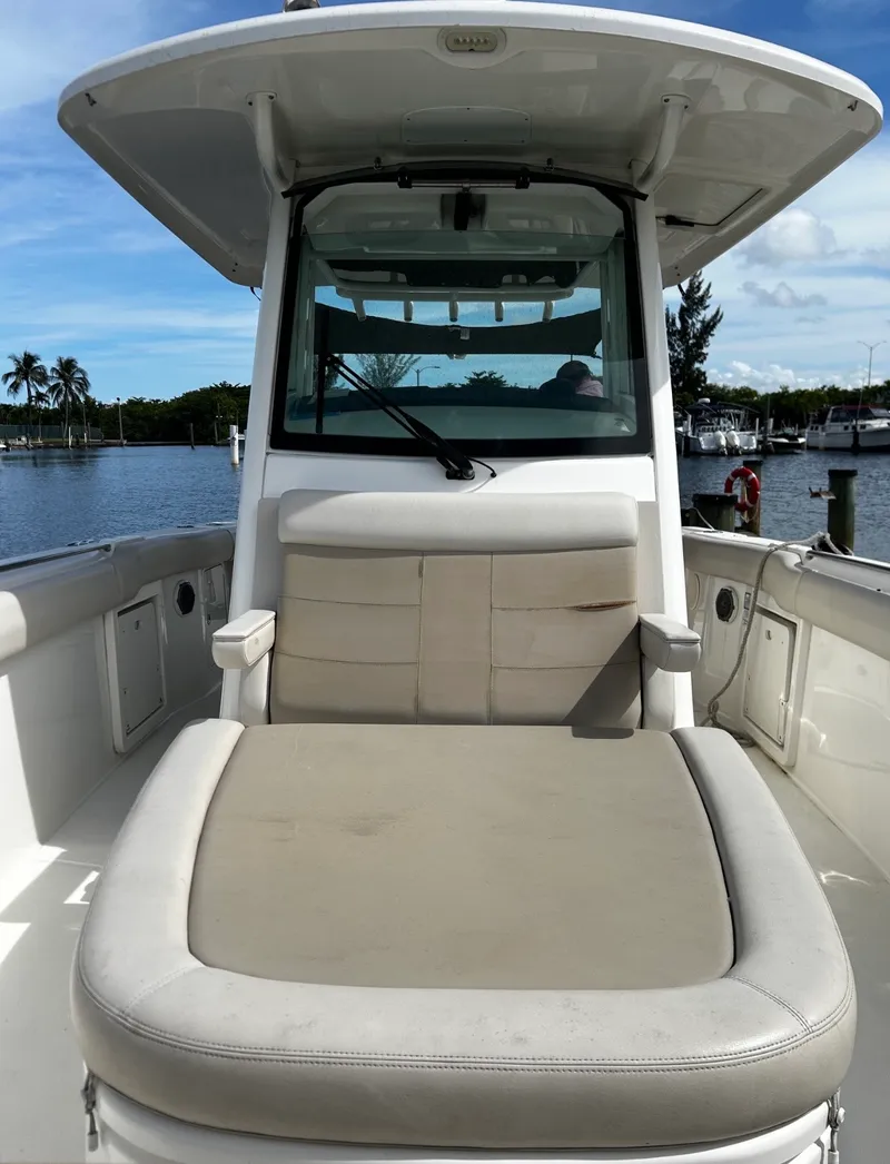 Slide: The Image of Boston Whaler 330 OUTRAGE 2018 - 18