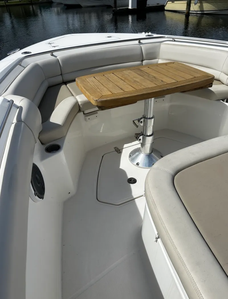 Slide: The Image of Boston Whaler 330 OUTRAGE 2018 - 19