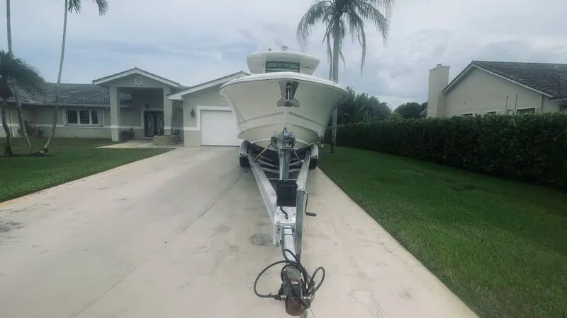 Slide: The Image of Boston Whaler 330 OUTRAGE 2018 - 2