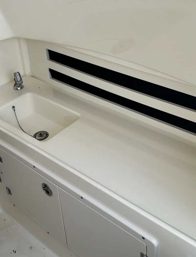 Slide: The Image of Boston Whaler 330 OUTRAGE 2018 - 21