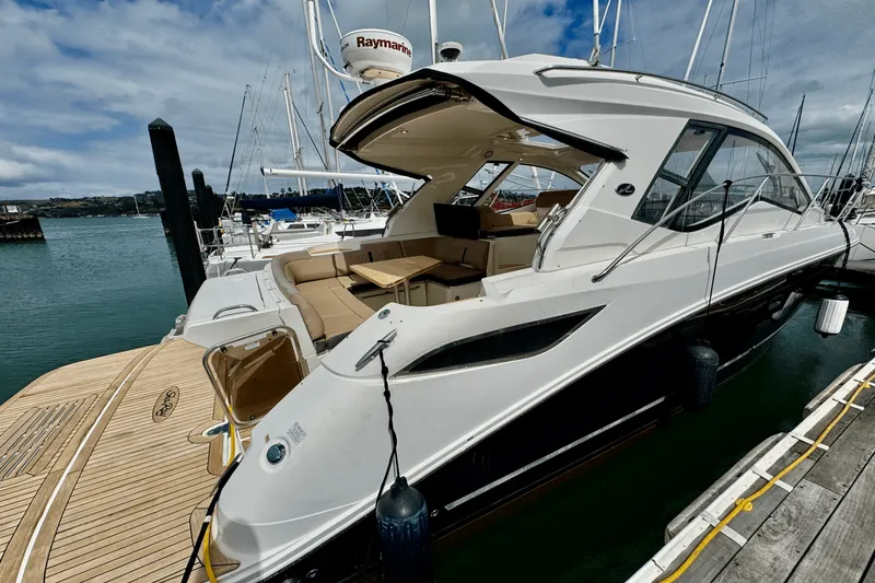 Slide: The Image of Sea Ray 350 SUNDANCER COUPE 2017 - 15