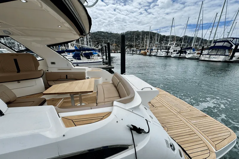 Slide: The Image of Sea Ray 350 SUNDANCER COUPE 2017 - 16