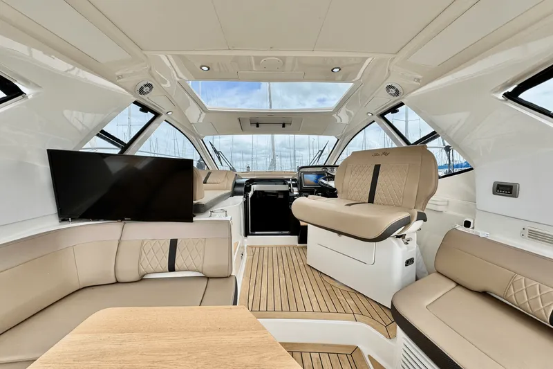 Slide: The Image of Sea Ray 350 SUNDANCER COUPE 2017 - 21