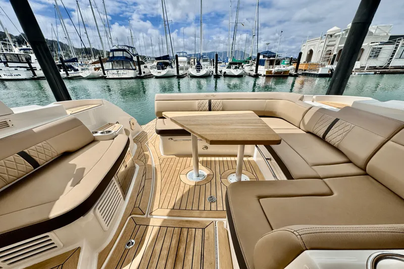 Slide: The Image of Sea Ray 350 SUNDANCER COUPE 2017 - 23