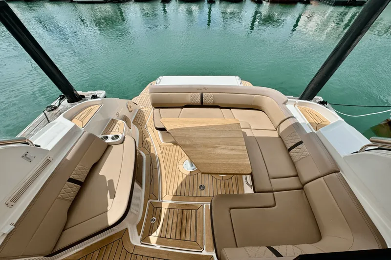 Slide: The Image of Sea Ray 350 SUNDANCER COUPE 2017 - 24