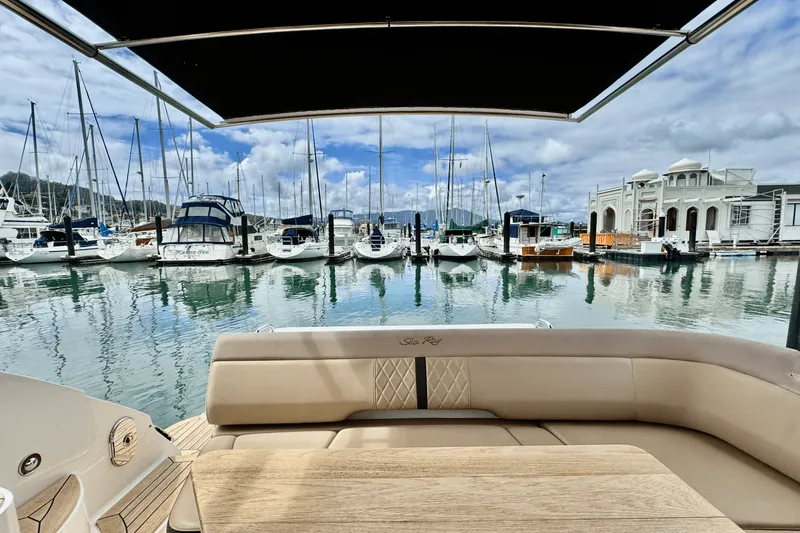 Slide: The Image of Sea Ray 350 SUNDANCER COUPE 2017 - 26