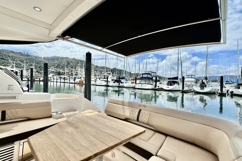 Slide: The Image of Sea Ray 350 SUNDANCER COUPE 2017 - 27