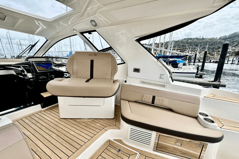 Slide: The Image of Sea Ray 350 SUNDANCER COUPE 2017 - 30