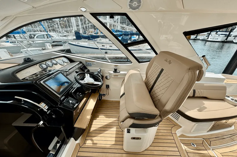 Slide: The Image of Sea Ray 350 SUNDANCER COUPE 2017 - 31