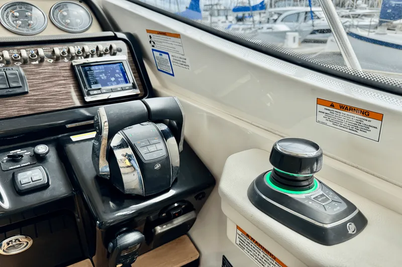 Slide: The Image of Sea Ray 350 SUNDANCER COUPE 2017 - 37