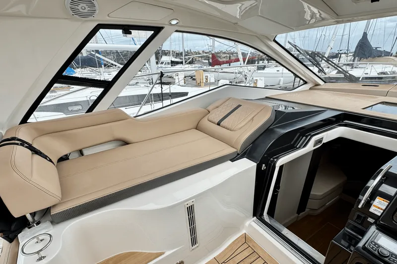 Slide: The Image of Sea Ray 350 SUNDANCER COUPE 2017 - 40
