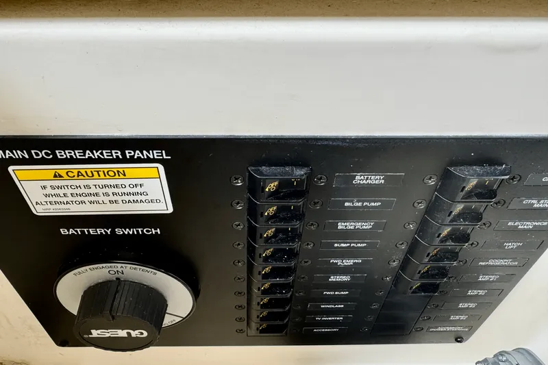 Slide: The Image of Sea Ray 350 SUNDANCER COUPE 2017 - 42