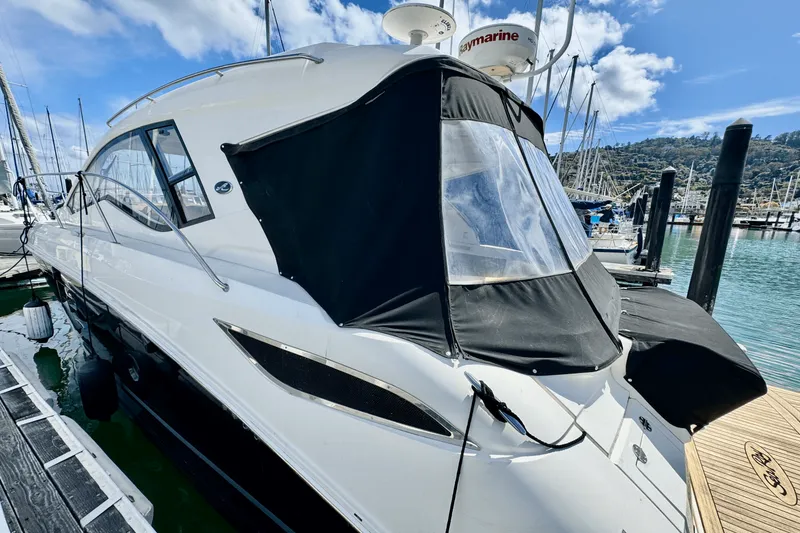 Slide: The Image of Sea Ray 350 SUNDANCER COUPE 2017 - 46
