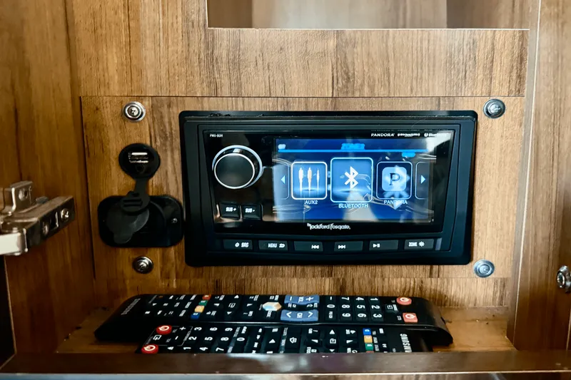 Slide: The Image of Sea Ray 350 SUNDANCER COUPE 2017 - 49