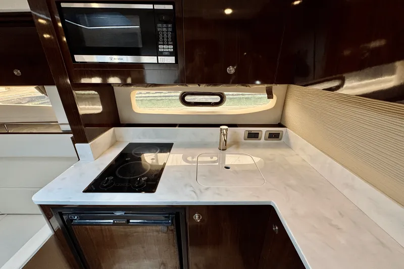 Slide: The Image of Sea Ray 350 SUNDANCER COUPE 2017 - 52