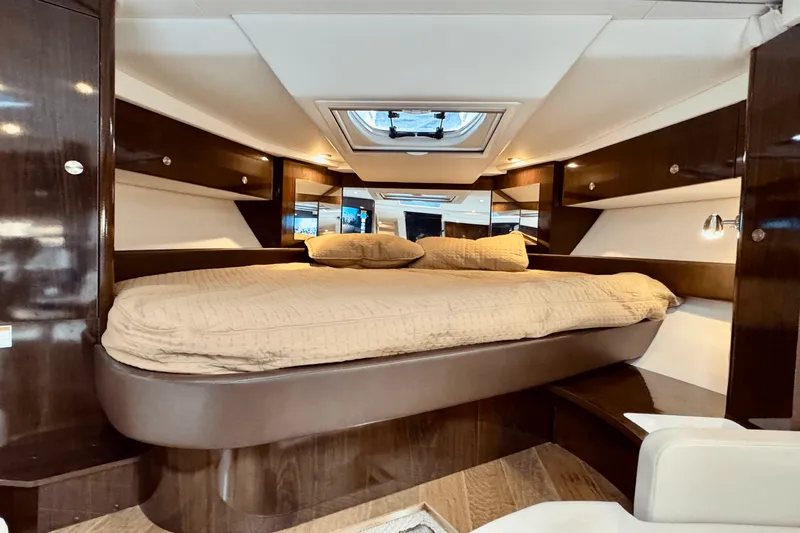 Slide: The Image of Sea Ray 350 SUNDANCER COUPE 2017 - 57