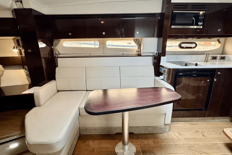 Slide: The Image of Sea Ray 350 SUNDANCER COUPE 2017 - 58