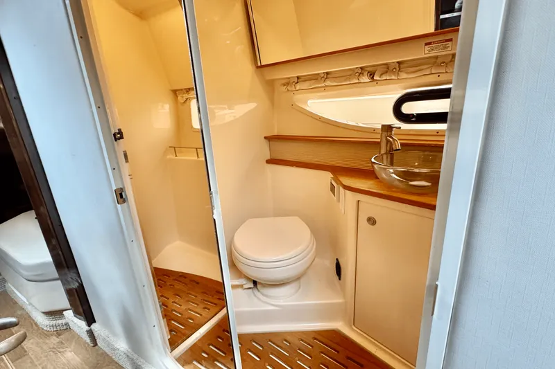 Slide: The Image of Sea Ray 350 SUNDANCER COUPE 2017 - 60