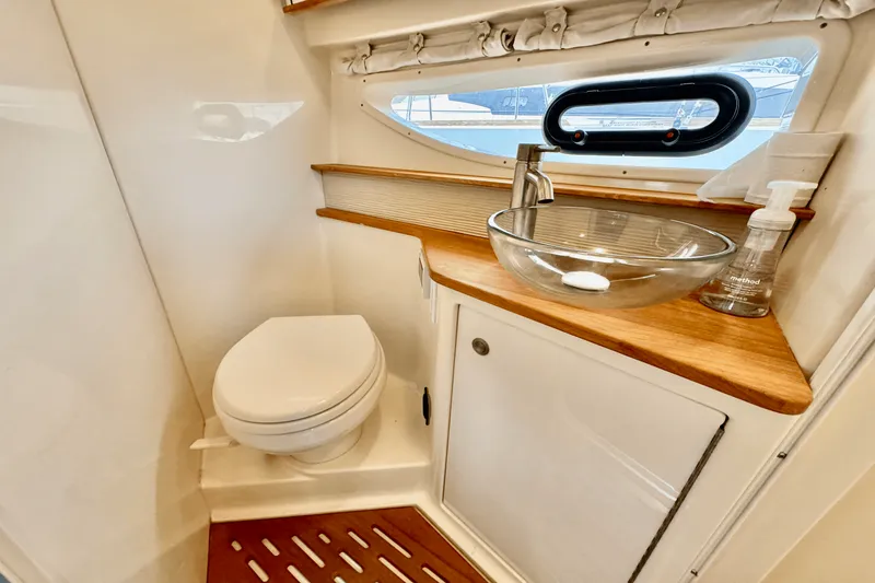 Slide: The Image of Sea Ray 350 SUNDANCER COUPE 2017 - 61