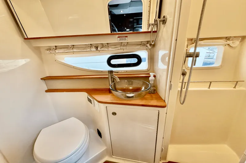 Slide: The Image of Sea Ray 350 SUNDANCER COUPE 2017 - 63