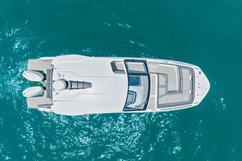 Slide: The Image of Galeon 325 GTO 2024 - 18