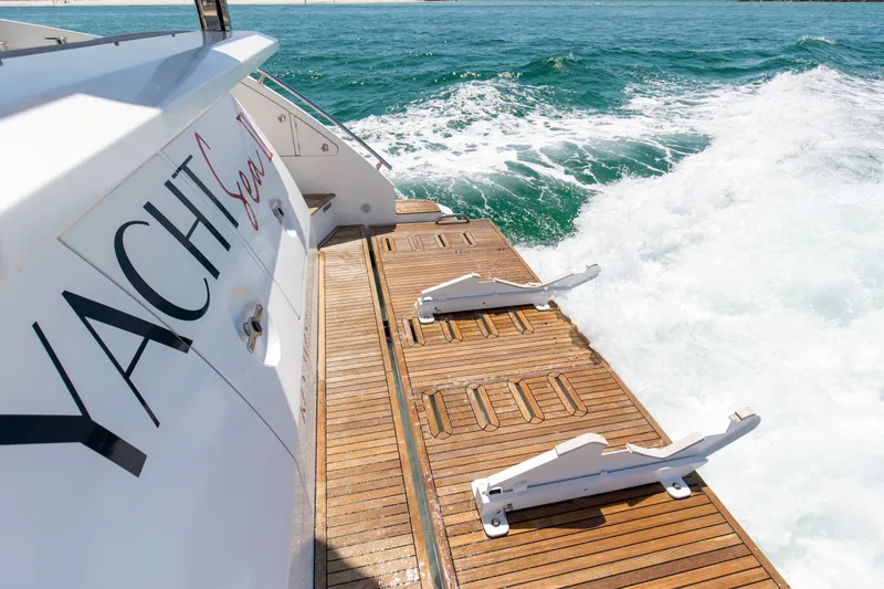 Slide: The Image of Azimut 60 FLY 2019 - 18