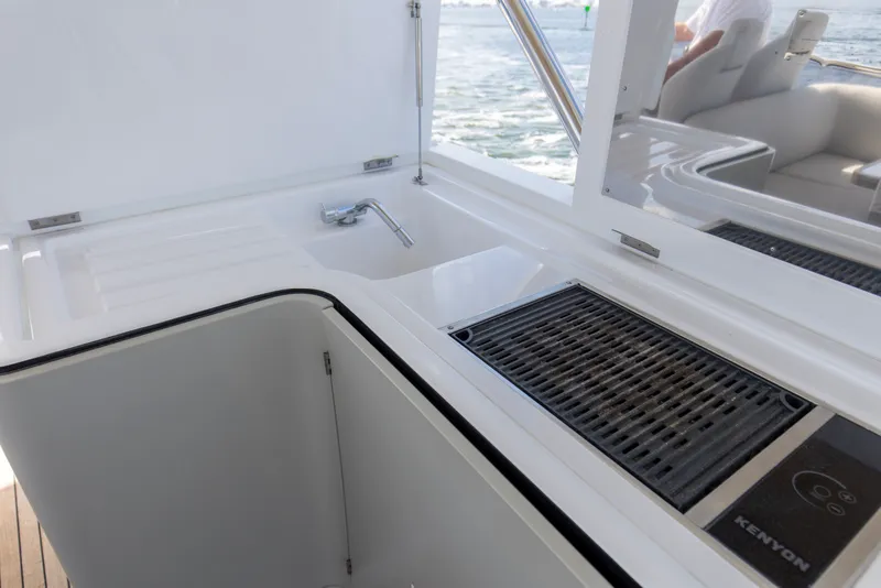 Slide: The Image of Azimut 60 FLY 2019 - 44
