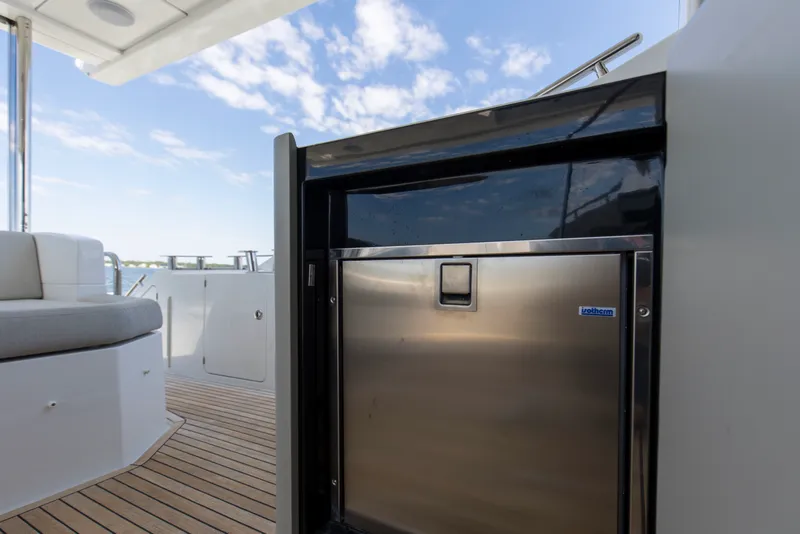 Slide: The Image of Azimut 60 FLY 2019 - 66