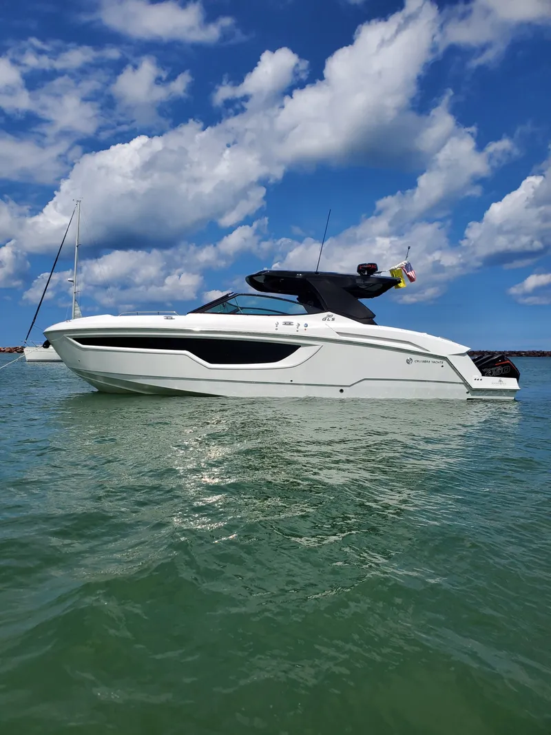 The Image of Cruisers 38 GLS 2021 - 0
