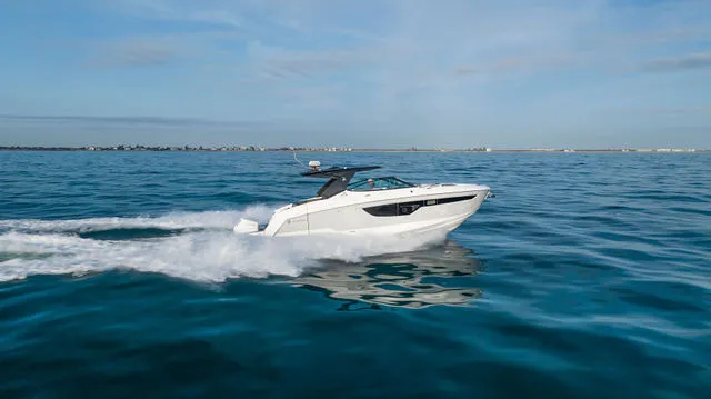 Slide: The Image of Cruisers 38 GLS 2021 - 125