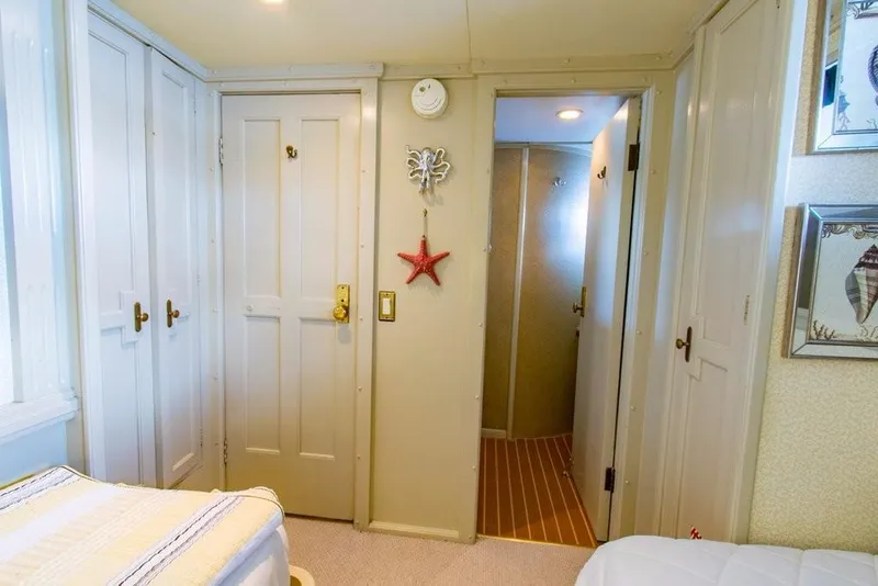 Slide: The Image of guest stateroom midship starboard  - 12