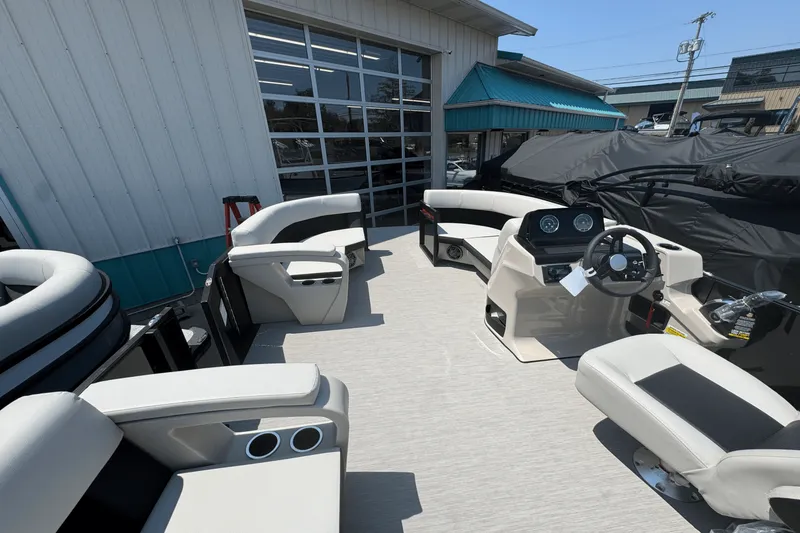 Slide: The Image of Harris 210 Breeze 2025 - 10