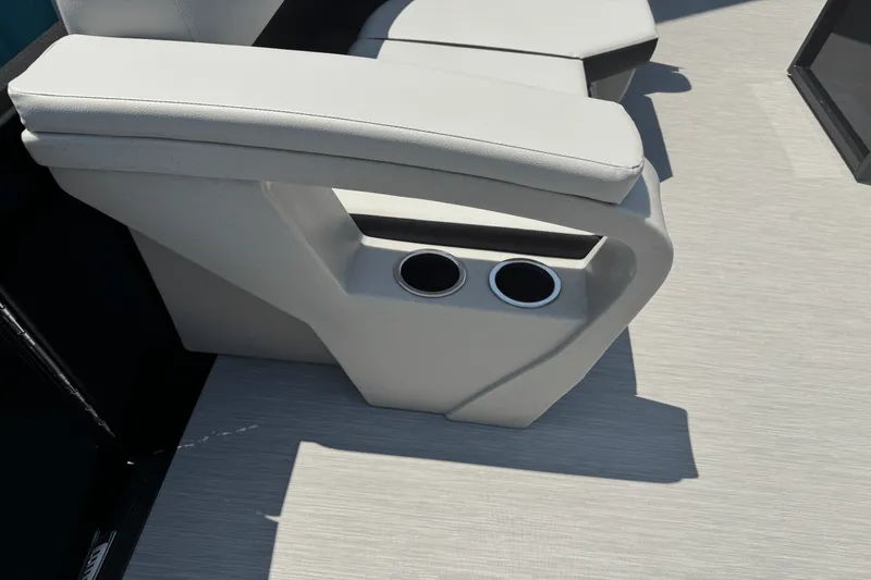 Slide: The Image of Harris 210 Breeze 2025 - 12