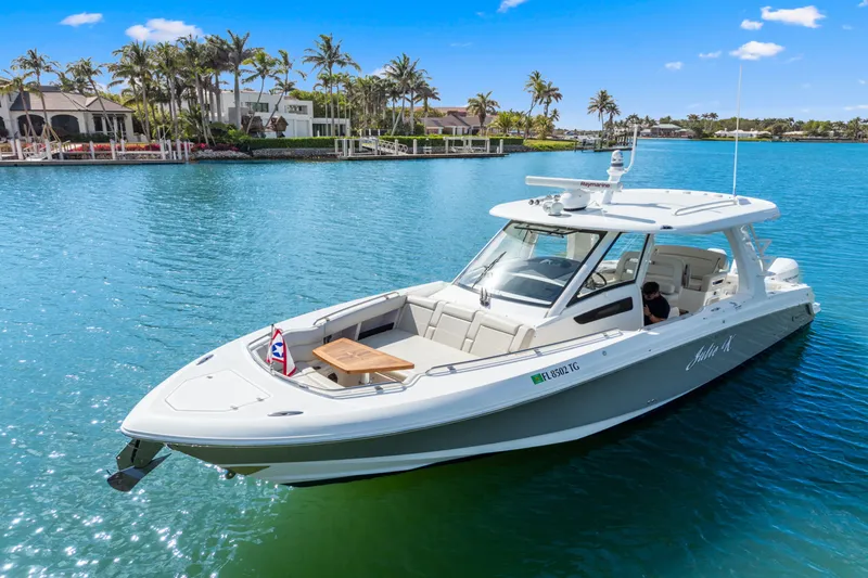Slide: The Image of Boston Whaler 350 REALM 2022 - 10