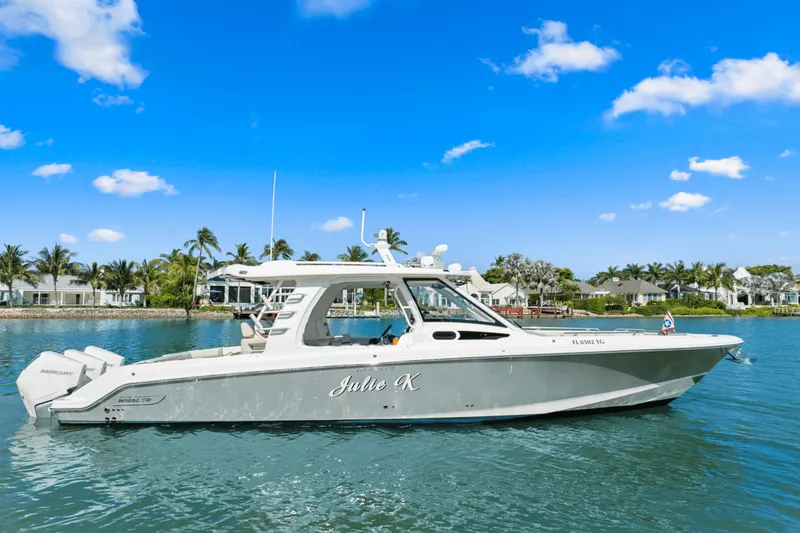 Slide: The Image of Boston Whaler 350 REALM 2022 - 13