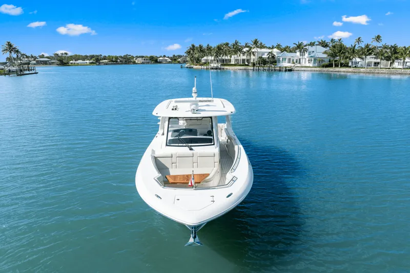 Slide: The Image of Boston Whaler 350 REALM 2022 - 14