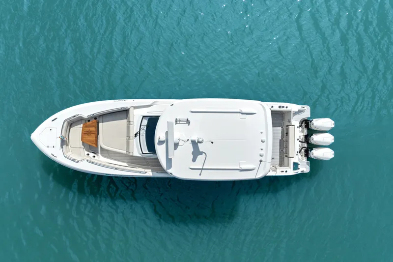 Slide: The Image of Boston Whaler 350 REALM 2022 - 15