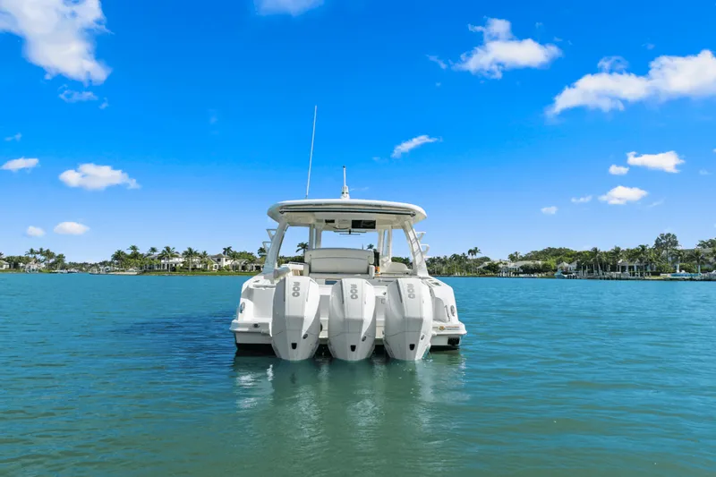 Slide: The Image of Boston Whaler 350 REALM 2022 - 16