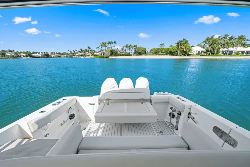Slide: The Image of Boston Whaler 350 REALM 2022 - 17