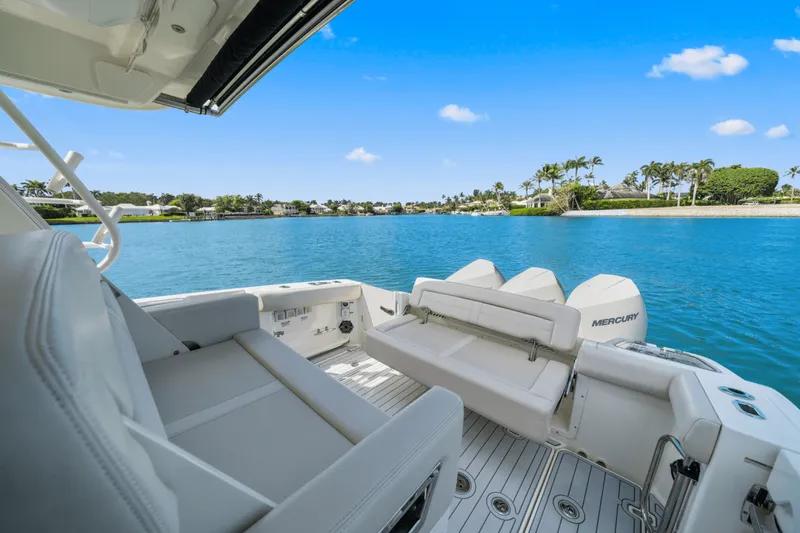 Slide: The Image of Boston Whaler 350 REALM 2022 - 18