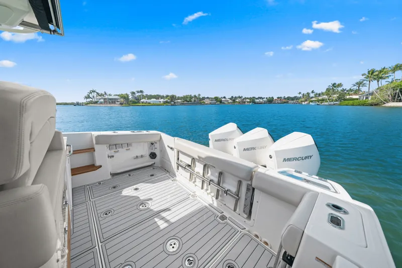 Slide: The Image of Boston Whaler 350 REALM 2022 - 19