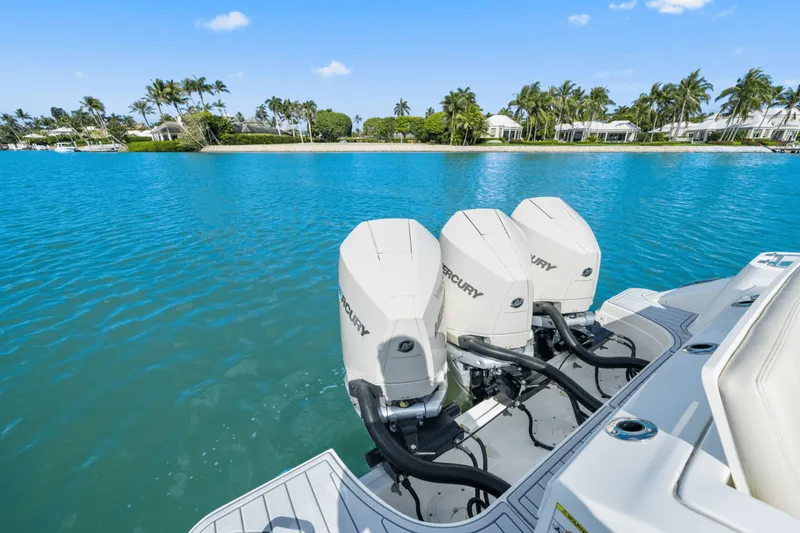 Slide: The Image of Boston Whaler 350 REALM 2022 - 20