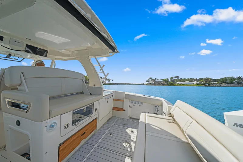 Slide: The Image of Boston Whaler 350 REALM 2022 - 22