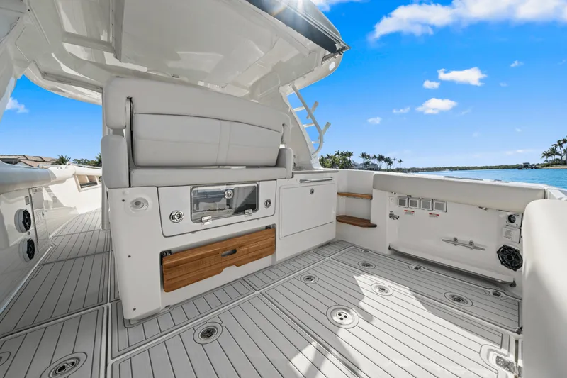 Slide: The Image of Boston Whaler 350 REALM 2022 - 23