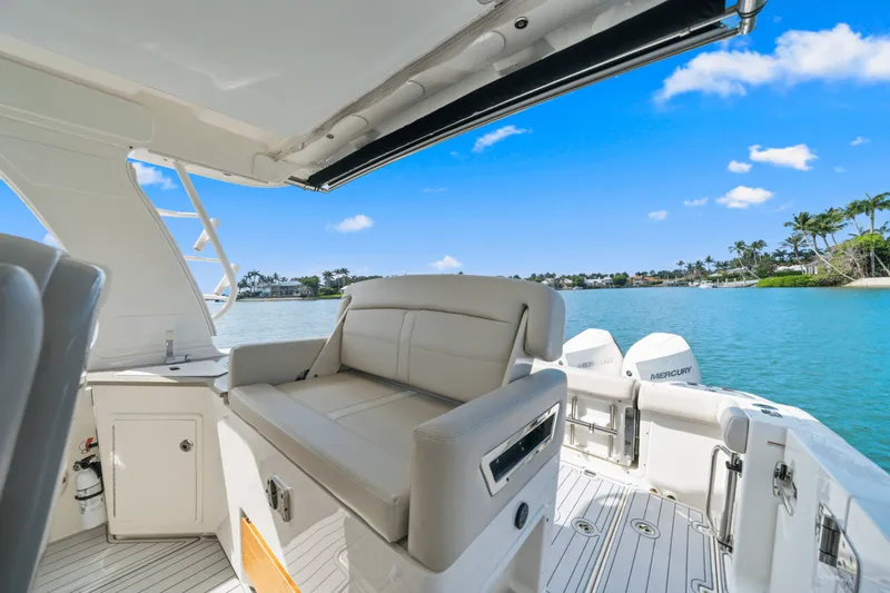 Slide: The Image of Boston Whaler 350 REALM 2022 - 24