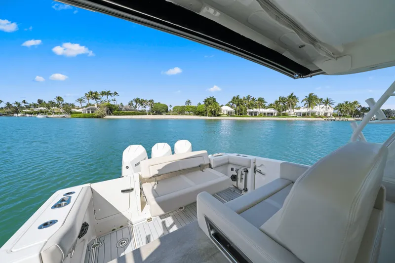 Slide: The Image of Boston Whaler 350 REALM 2022 - 25