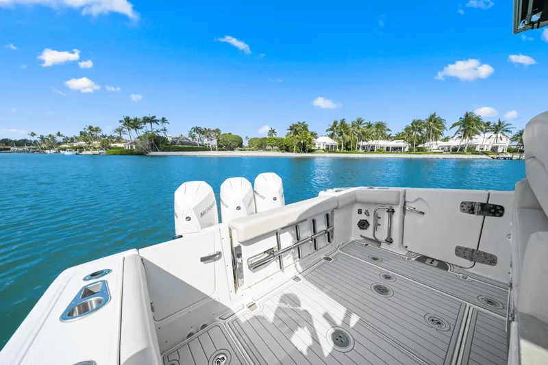 Slide: The Image of Boston Whaler 350 REALM 2022 - 26